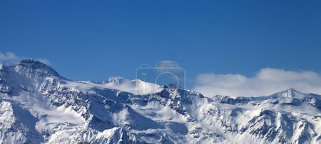 Foto de Vista panorámica de las montañas nevadas y el glaciar en una agradable tarde soleada. Montañas del Cáucaso en invierno. Región de Svaneti, Georgia. - Imagen libre de derechos