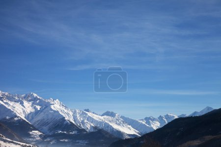 Foto de Vista de las montañas nevadas y el hermoso cielo azul en la mañana soleada agradable. Montañas del Cáucaso en invierno. Región de Svaneti, Georgia. - Imagen libre de derechos