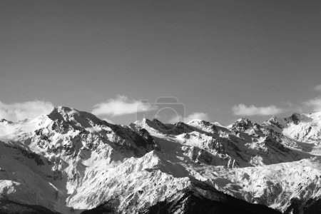 Foto de Invierno montañas nevadas en la tarde soleada agradable. Montañas del Cáucaso. Svaneti región de Georgia. Paisaje tonificado blanco y negro. - Imagen libre de derechos