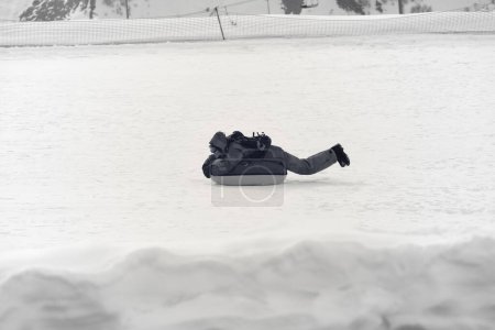 Foto de Tubería de nieve en la estación de esquí en el soleado día de invierno en las montañas nevadas. Imagen retro tonificada en blanco y negro. - Imagen libre de derechos