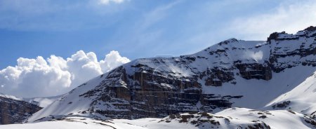 Foto de Vista panorámica de las montañas nevadas en un día soleado. Turquía, Montañas del Tauro Central, Aladaglar (Anti-Tauro) vista desde la meseta Edigel (Yedi Goller) - Imagen libre de derechos