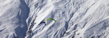 Foto de Speed flying in snowy high mountains in sunny nice day. Caucasus Mountains. Georgia, region Gudauri at winter. Panoramic view. - Imagen libre de derechos
