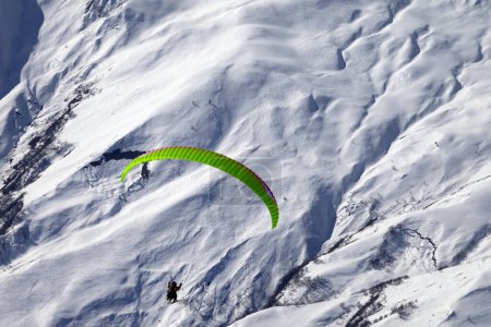 Foto de Speed flying in snowy high mountains in sunny winter day - Imagen libre de derechos
