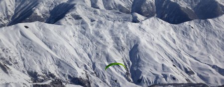 Foto de Speed riding in snowy high mountains in sunny nice day. Caucasus Mountains. Georgia, region Gudauri at winter. Panoramic view. - Imagen libre de derechos