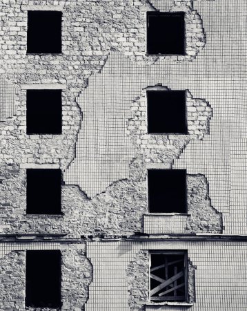 Téléchargez les photos : Wall of old destroyed house. Black and white toned image. - en image libre de droit