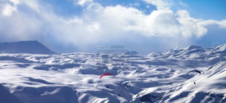Foto de Vista panorámica de la velocidad que vuela en las montañas nevadas de invierno. Montañas del Cáucaso. Georgia, región Gudauri. - Imagen libre de derechos