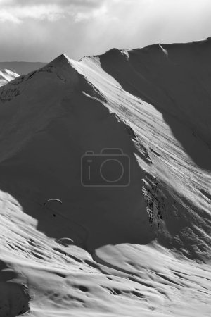 Foto de Velocidad en las montañas nevadas de la luz del sol en la noche de invierno. Montañas del Cáucaso. Georgia, región Gudauri. Paisaje tonificado blanco y negro. - Imagen libre de derechos