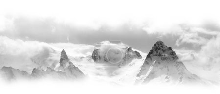 Téléchargez les photos : Panorama noir et blanc de hautes montagnes dans les nuages. Montagnes du Caucase, région Dombay en hiver. Fond blanc pour l'espace de copie en haut et en bas de l'image. - en image libre de droit