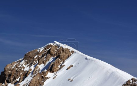 Foto de La cima de las montañas con cornisa de nieve en el día del sol. Turquía, Montañas del Tauro Central, Aladaglar (Anti-Tauro). - Imagen libre de derechos