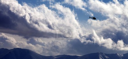 Foto de Vista panorámica en helicóptero en cielo nublado soleado y montañas nevadas de invierno por la noche. Montañas del Cáucaso, Georgia, región Gudauri. - Imagen libre de derechos