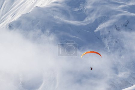 Foto de Deslizamiento del cielo. Invierno montañas nevadas en la niebla en el día soleado - Imagen libre de derechos