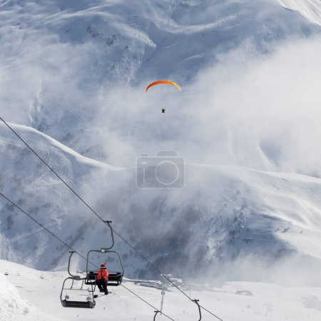 Foto de Telesilla y paraavión en la niebla en la estación de esquí en el frío día de invierno. Montañas nevadas del Cáucaso. Georgia, región Gudauri. - Imagen libre de derechos