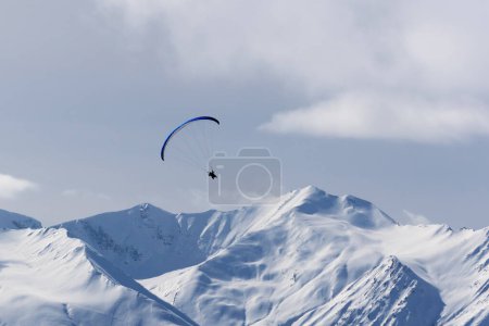 Foto de Cielo deslizándose en las montañas nevadas de invierno en el día soleado agradable. Montañas del Cáucaso, Georgia, región Gudauri. - Imagen libre de derechos