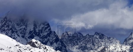 Schneebedeckte Felsen in Wolken an einem sonnigen Wintertag. Kaukasus. Georgien, Region Svaneti. Rundumblick.