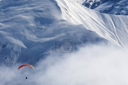 Foto de Parapente en las montañas nevadas en neblina. Montañas del Cáucaso en invierno. Georgia, región Gudauri. - Imagen libre de derechos