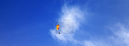 Foto de Paracaidistas en el cielo azul en el día del sol. Vista panorámica. - Imagen libre de derechos