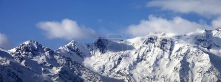 Blick auf verschneite Berge und Gletscher am sonnigen Wintertag. Kaukasus. Region Svaneti in Georgien.