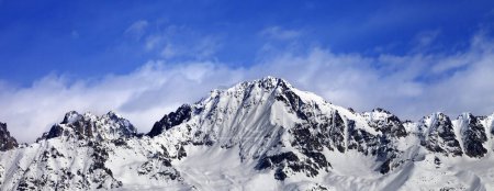 Montagnes enneigées en hiver jour de soleil et ciel bleu avec nuages. Vue panoramique depuis le téléski sur Hatsvali, région de Svaneti en Géorgie. Montagnes du Caucase.