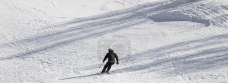 Foto de Esquiador en la pista de esquí nevado en el soleado día de invierno. Montañas del Cáucaso. Hatsvali, región de Svaneti, Georgia. Vista panorámica. - Imagen libre de derechos