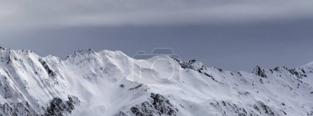 Foto de Altas montañas nevadas y cielo de tormenta de luz solar antes de tormenta de nieve. Montañas del Cáucaso en invierno. Svaneti región de Georgia. Vista panorámica. - Imagen libre de derechos