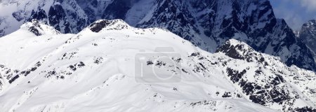 Foto de Vista panorámica de las montañas nevadas iluminadas por el sol en invierno. Montañas del Cáucaso. Región de Svaneti, Georgia. - Imagen libre de derechos