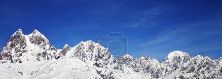 Blick auf verschneite Berge an sonnigen Wintertagen. Kaukasus. Svaneti-Region in Georgien, Berg Ushba.