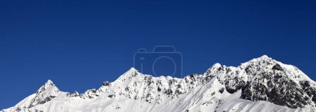 Foto de Vista panorámica de las montañas nevadas y el cielo azul claro en el día de invierno sol. Montañas del Cáucaso. Región de Svaneti, Georgia. - Imagen libre de derechos