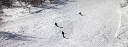 Foto de Esquiadores y snowboarders en pista de esquí nevada en el día de invierno sol. Montañas del Cáucaso. Hatsvali, región de Svaneti, Georgia. Vista panorámica. - Imagen libre de derechos