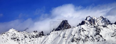 Foto de Avalanchas nevadas ladera de la montaña en las nubes. Vista panorámica desde telesilla en Hatsvali, región de Svaneti, Georgia. Montañas del Cáucaso en invierno. - Imagen libre de derechos