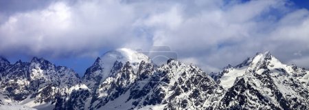 Foto de Vista panorámica de las montañas nevadas en las nubes en el sol el día de invierno. Montañas del Cáucaso. Región de Svaneti, Georgia. - Imagen libre de derechos