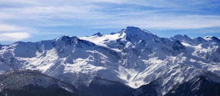 Foto de Vista panorámica de las montañas nevadas a la luz del sol y el cielo nublado en invierno. Montañas del Cáucaso. Georgia, región Svanetia. - Imagen libre de derechos