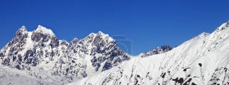 Foto de Vista panorámica de montañas nevadas y cielo azul claro en invierno. Monta Ushba y Chatyn, montañas del Cáucaso. Región de Svaneti, Georgia. - Imagen libre de derechos