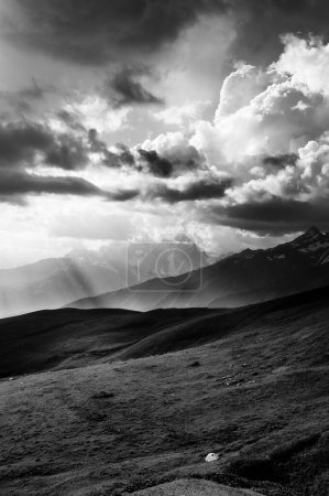 Foto de Tienda de campaña turística en el prado en las altas montañas y el cielo nublado soleado. Montañas del Cáucaso. Georgia, región de Svanetia en verano. Ubicación remota. Paisaje blanco y negro tonificado. Alto contraste - Imagen libre de derechos