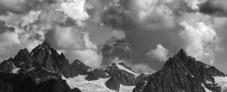 Foto de Vista panorámica de las altas montañas con glaciares y cielo nublado en el día de verano. Montañas del Cáucaso, Georgia, región Svaneti. Paisaje tonificado blanco y negro. - Imagen libre de derechos