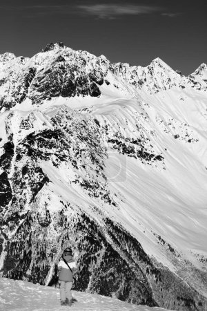 Foto de Joven esquiador en la cima de las montañas de nieve en el buen día del sol. Montañas del Cáucaso en invierno, región de Svaneti, Georgia. Imagen tonificada en blanco y negro. - Imagen libre de derechos
