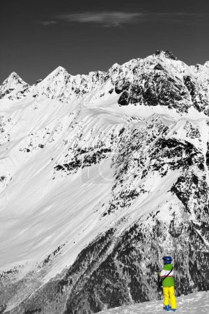 Foto de Joven esquiador en la cima de las montañas de nieve en el buen día del sol. Montañas del Cáucaso en invierno, región de Svaneti, Georgia. Paisaje blanco y negro tonificado. Efecto de color selectivo. - Imagen libre de derechos