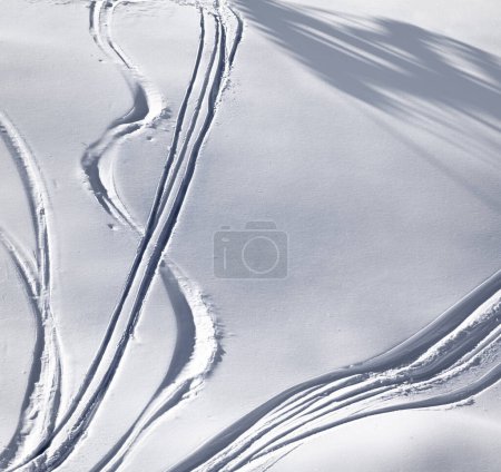 Foto de Pista fuera de pista con pista de esquí y snowboard en la tarde soleada. Vista desde arriba. - Imagen libre de derechos