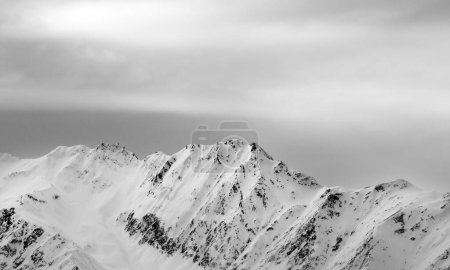 Foto de Altas montañas nevadas y cielo gris antes de ventisca. Montañas del Cáucaso. Svaneti región de Georgia en invierno. Paisaje tonificado blanco y negro. - Imagen libre de derechos