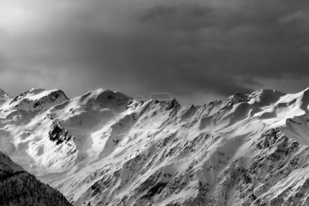 Foto de Altas montañas nevadas y cielo de tormenta de luz solar en la noche de invierno. Montañas del Cáucaso. Svaneti región de Georgia. Paisaje tonificado blanco y negro. - Imagen libre de derechos