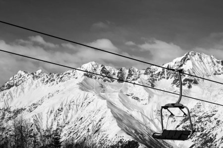 Foto de Silla-levante en las montañas nevadas del invierno en el día soleado del invierno. Montañas del Cáucaso. Hatsvali, región de Svaneti, Georgia. Imagen tonificada en blanco y negro - Imagen libre de derechos