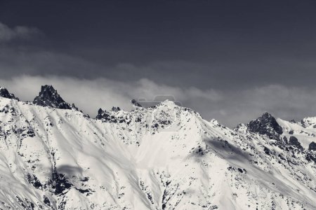 Foto de Vista sobre montañas nevadas en neblina en el soleado día de invierno. Montañas del Cáucaso. Svaneti región de Georgia. Blanco y negro retro tonificado paisaje. - Imagen libre de derechos