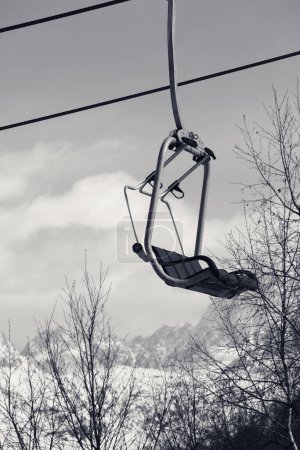 Foto de Remonte en montañas nevadas en un bonito día de invierno. Montañas del Cáucaso. Hatsvali, región de Svaneti, Georgia. Imagen retro tonificada en blanco y negro. - Imagen libre de derechos