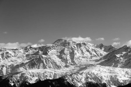 Foto de Invierno montañas nevadas en buen día soleado. Montañas del Cáucaso. Svaneti región de Georgia. Paisaje tonificado blanco y negro. - Imagen libre de derechos