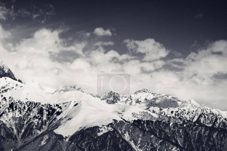 Foto de Altas montañas nevadas de invierno en nubes. Montañas del Cáucaso, región de Svaneti, Georgia. Blanco y negro retro tonificado paisaje - Imagen libre de derechos
