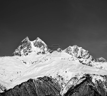 Foto de Altas montañas nevadas en invierno en el día del sol. Montañas del Cáucaso. Svaneti región de Georgia, Monte Ushba. Paisaje tonificado blanco y negro. - Imagen libre de derechos