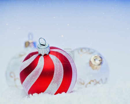 Téléchargez les photos : Fond de Noël avec des boules de vacances et de beaux bokeh abstraits - en image libre de droit