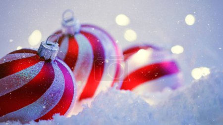 Téléchargez les photos : Fond de Noël avec des boules de vacances et de beaux bokeh abstraits - en image libre de droit