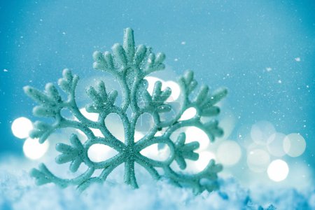 Téléchargez les photos : Fond de Noël avec flocons de neige et beau bokeh abstrait - en image libre de droit