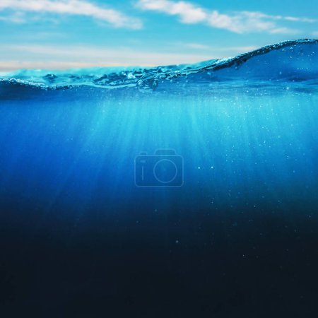 Téléchargez les photos : Deep underwater, abstract marine background. Tranquil view - en image libre de droit