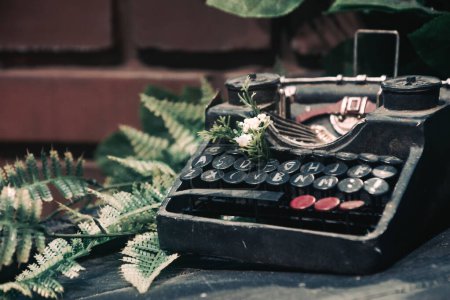Téléchargez les photos : Mechanical retro typewriter on the desk. Funny backgrounds - en image libre de droit